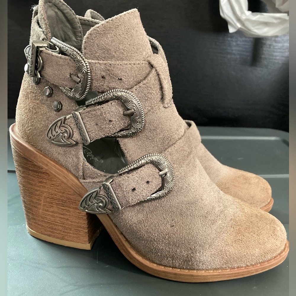 Blazin Roxx heels size 6 from Buckle!